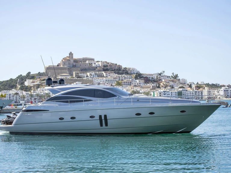 Hire Luxury Yacht Pershing with a boat licence