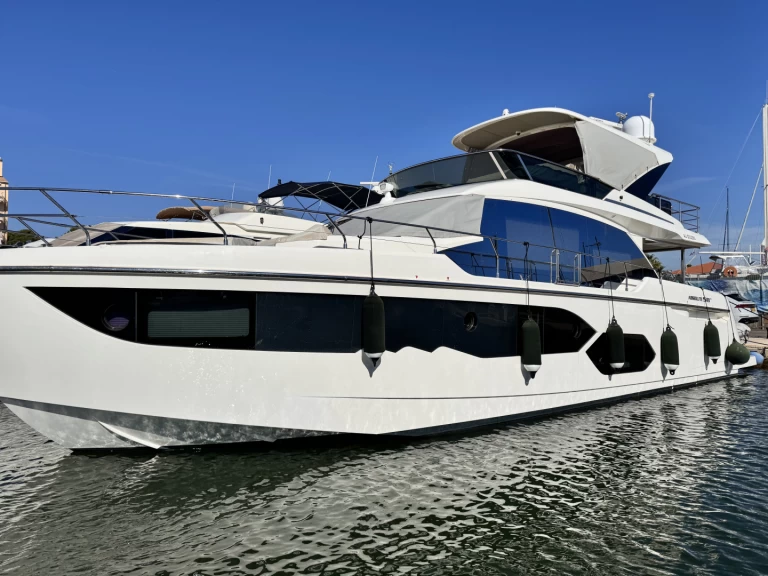 Luxury Yacht to hire Hyères at the best price