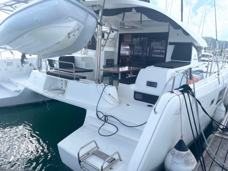 Yacht hire Le Marin cheap Lagoon 42