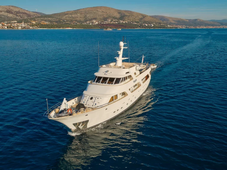 Hire Luxury Yacht Benetti with a boat licence