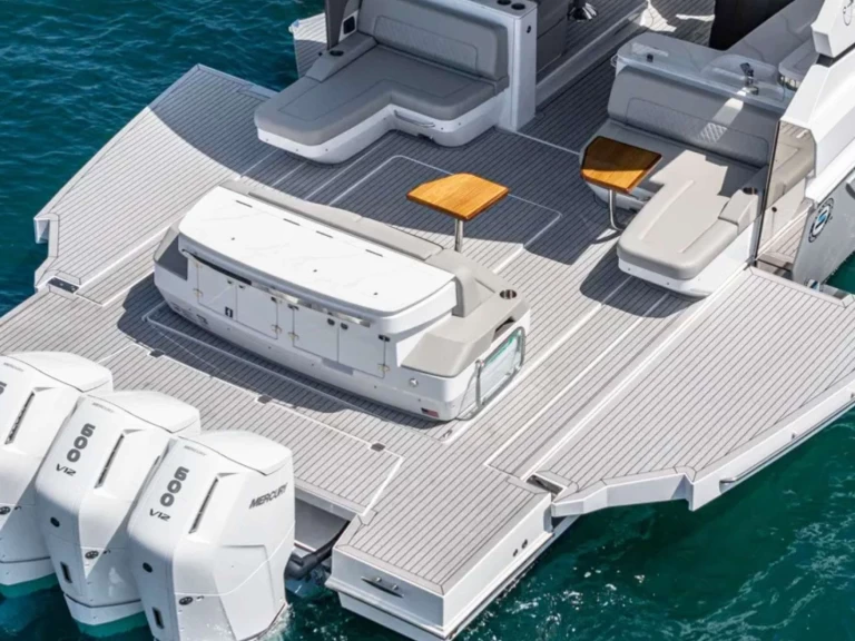Luxury Yacht hire in Fort Lauderdale - Cruisers INTERLUDE