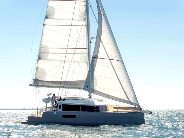 Hire Luxury Yacht Neel with a boat licence