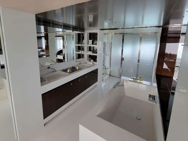 Hire a Heesen KNIGHT Bahamas