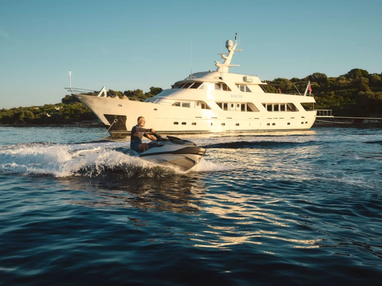 Hire Luxury Yacht Benetti with a boat licence