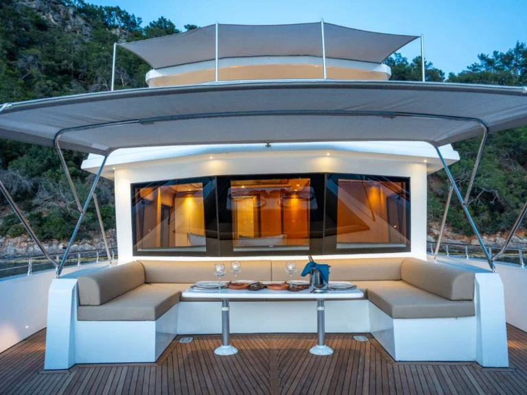 Hire Luxury Yacht  with a boat licence