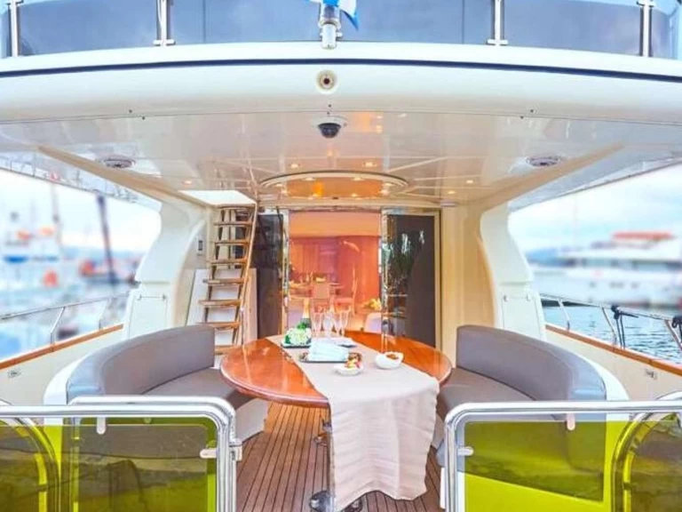 Hire Luxury Yacht Leopard with a boat licence
