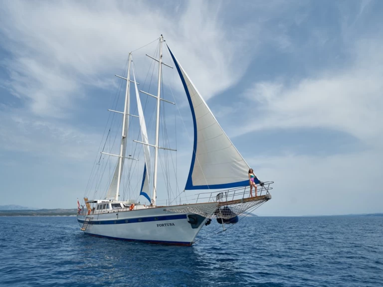 Sailboat to hire Kaštela at the best price
