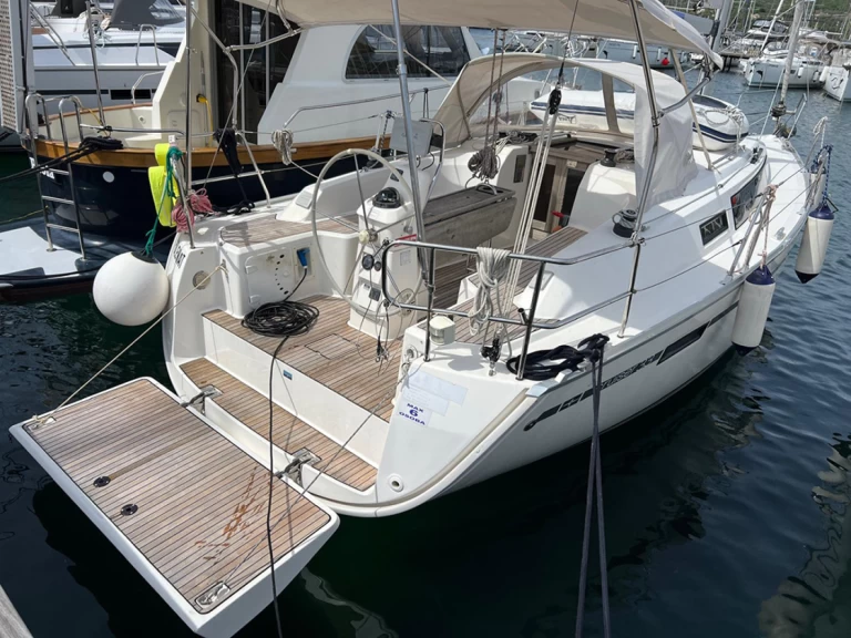 Sailboat hire in Punat - Bavaria Cruiser 33