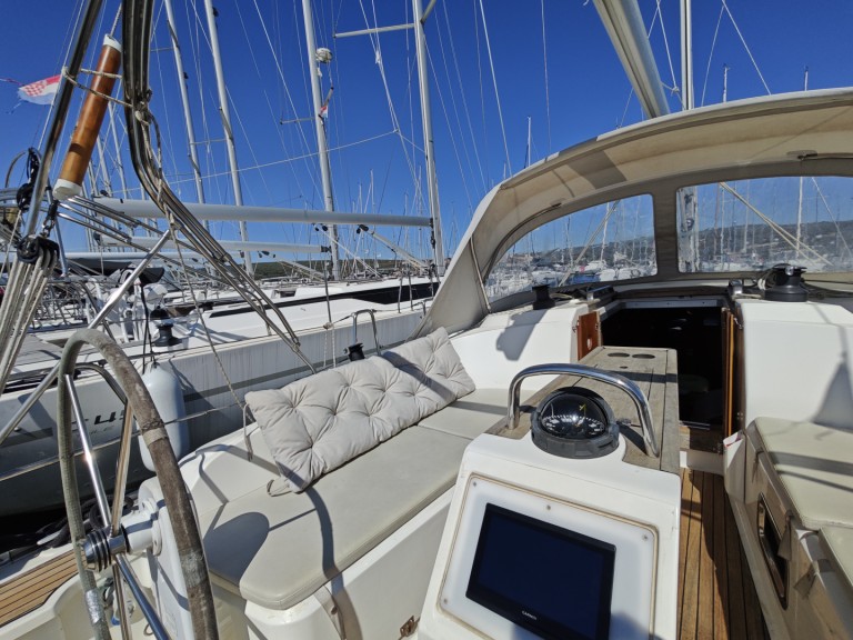 Hire a Bavaria Cruiser 37 Punat