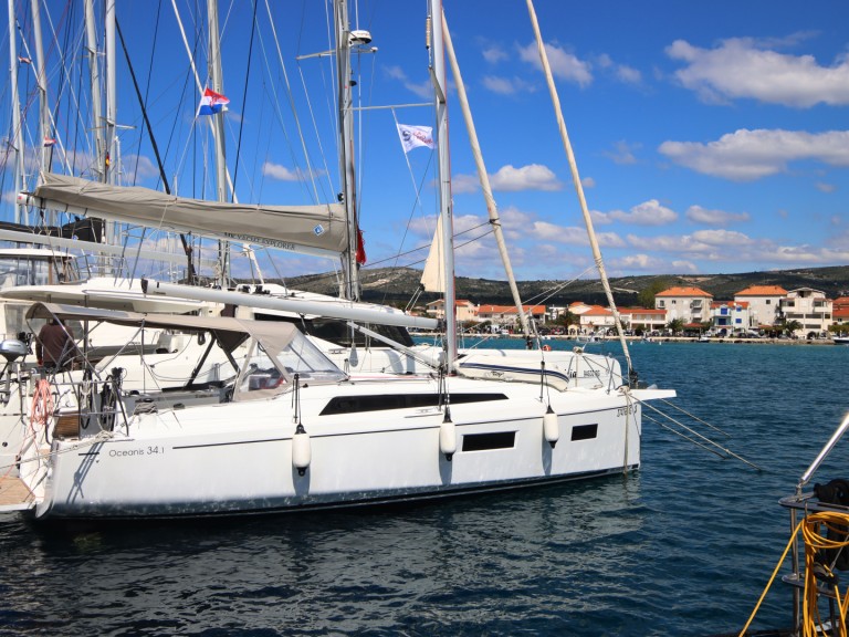 Hire Sailboat Bénéteau with a boat licence
