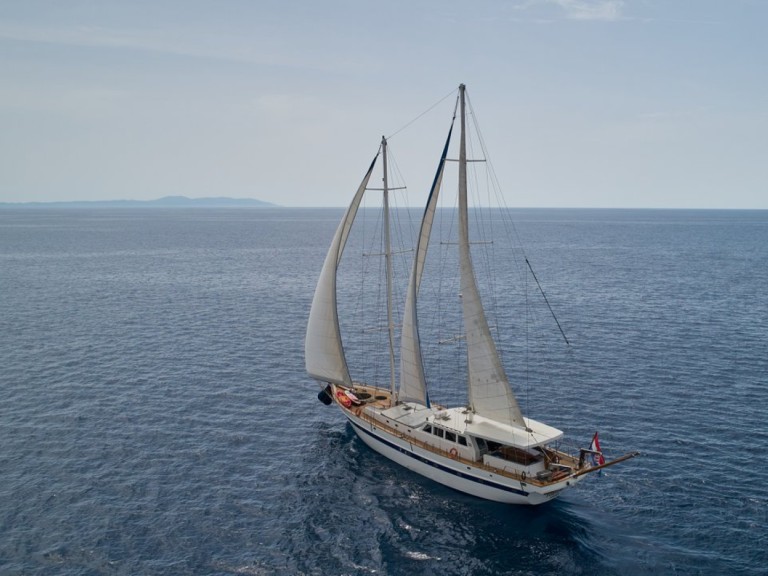 Sailboat to hire Kaštela at the best price