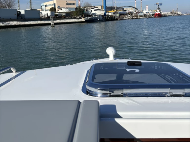 Hire Motorboat Victor with a boat licence