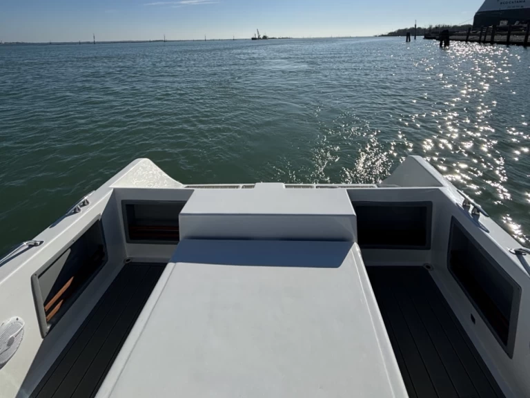 Yacht charter Venice - Victor 33 on SamBoat