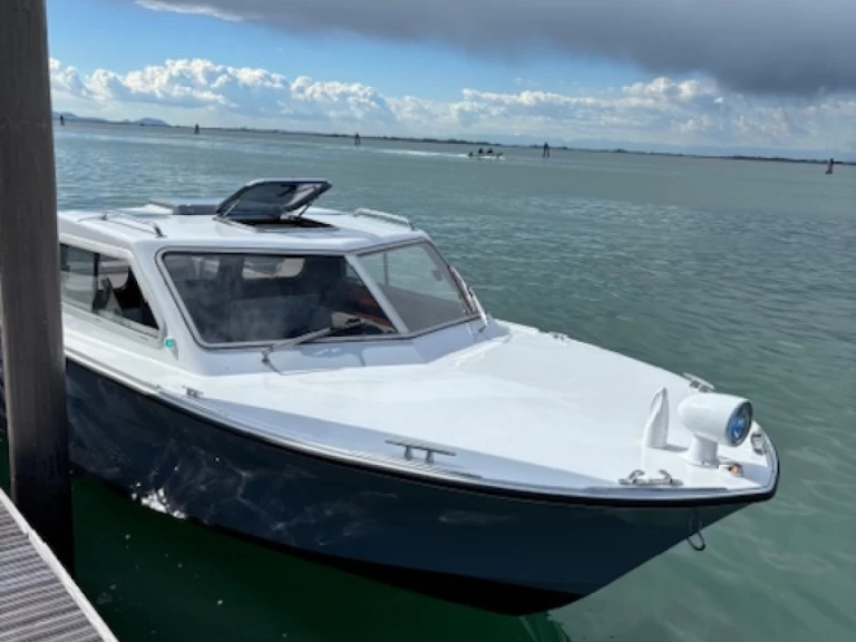 Hire a Victor 33 Venice