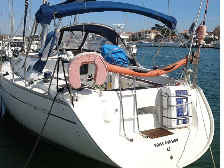 Hire Sailboat with or without skipper Jeanneau Saint-Gilles-Croix-de-Vie