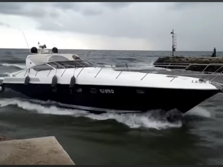 Hire Luxury Yacht Sarnico with a boat licence