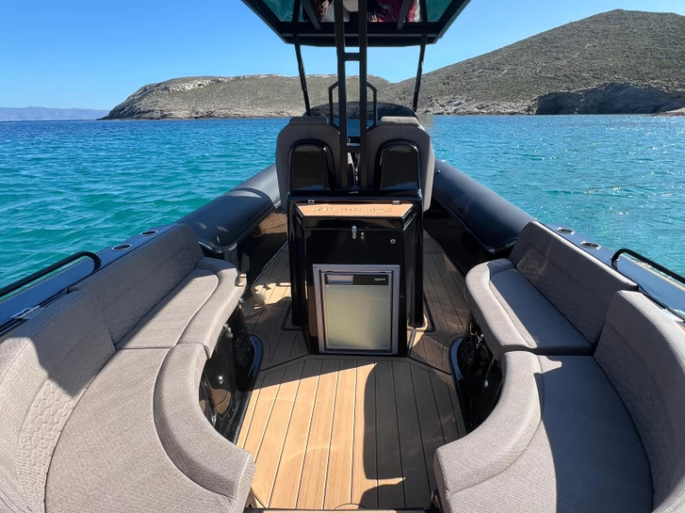 Charter a Fost Matrix 32 in Serifos on Samboat