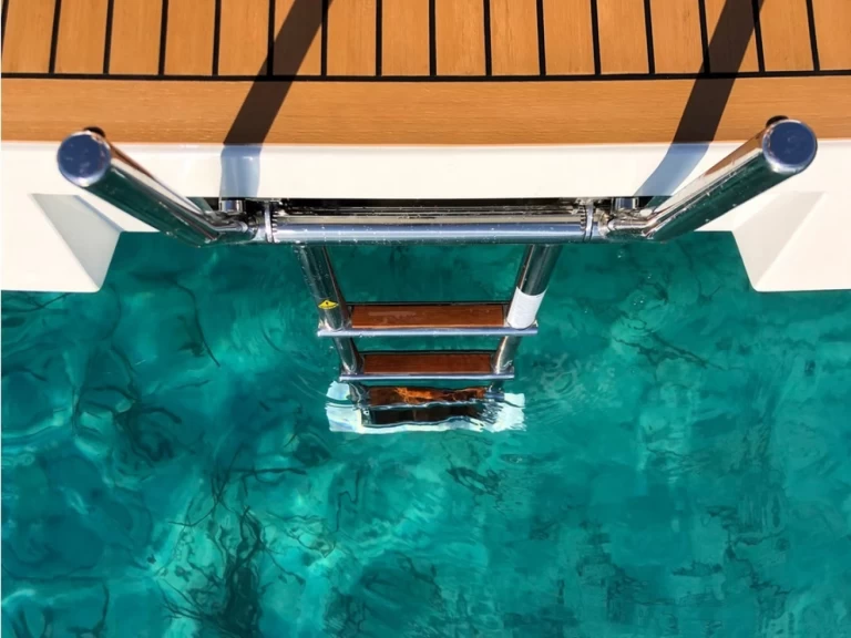 Motorboat to hire Lávrio at the best price