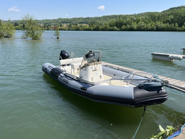 Motorboat to hire Lyon at the best price