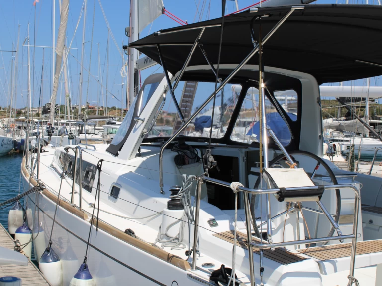 Yacht charter Lávrio - Bénéteau Oceanis 38.1 on SamBoat