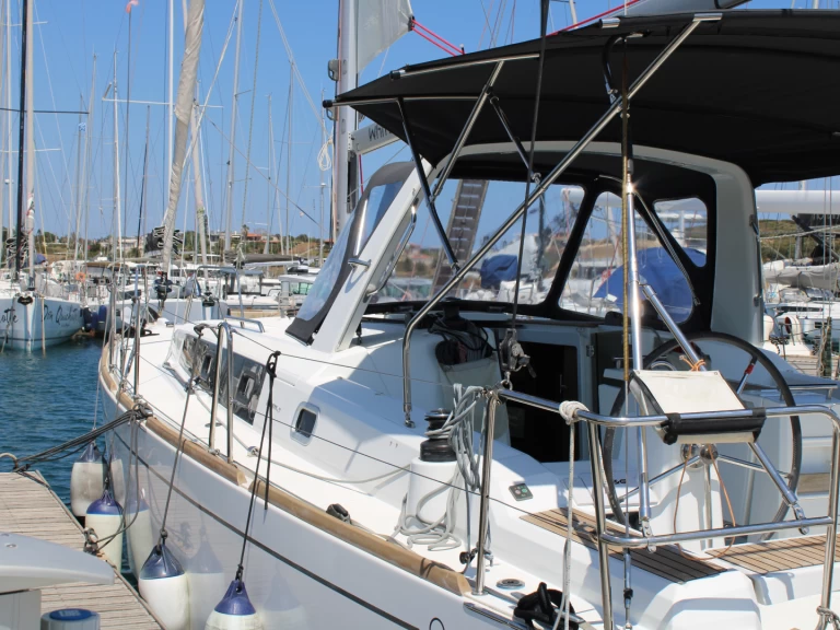 Hire a Bénéteau Oceanis 38.1 Lávrio