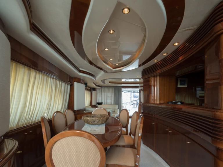 Luxury Yacht to hire Vilamoura at the best price