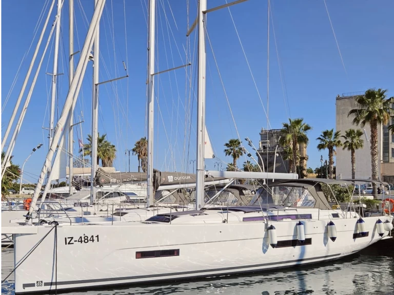 Sailboat hire in Cannigione - Dufour Dufour 530