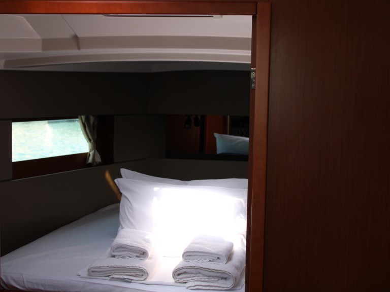 Charter a Bénéteau Oceanis 38.1 in Lávrio on Samboat