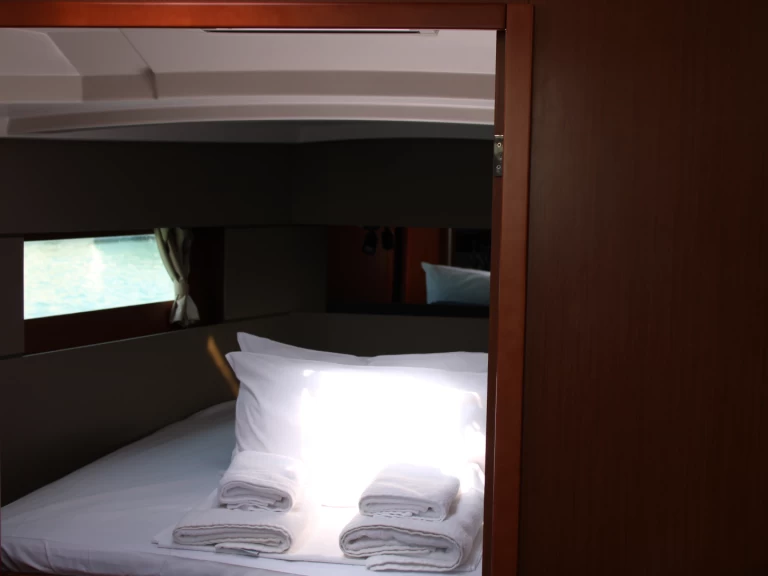 Charter a Bénéteau Oceanis 38.1 in Lávrio on Samboat