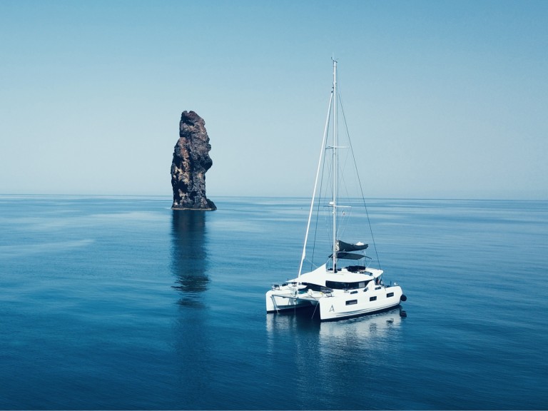 Catamaran to hire Cugnana Verde at the best price