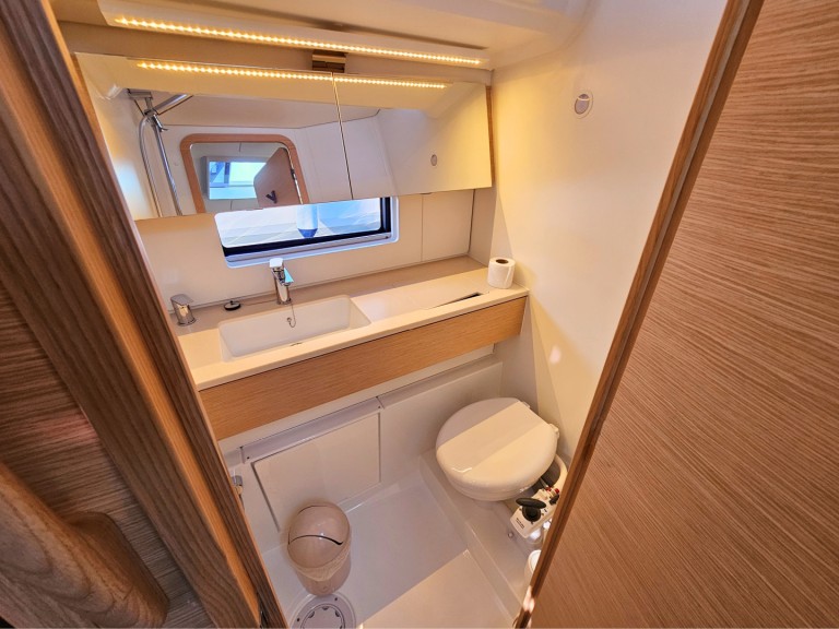 Sailboat to hire Kaštel Gomilica at the best price