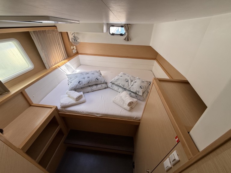 Hire Catamaran Lagoon with a boat licence