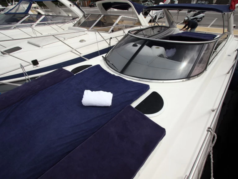 Hire Motorboat Sunseeker with a boat licence