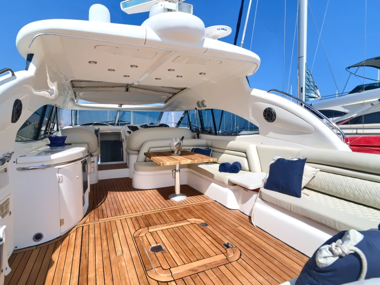Hire Luxury Yacht Sunseeker with a boat licence