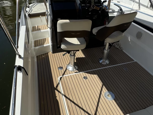 Hire a Bénéteau Flyer 6.6 SUNdeck Mandelieu-la-Napoule
