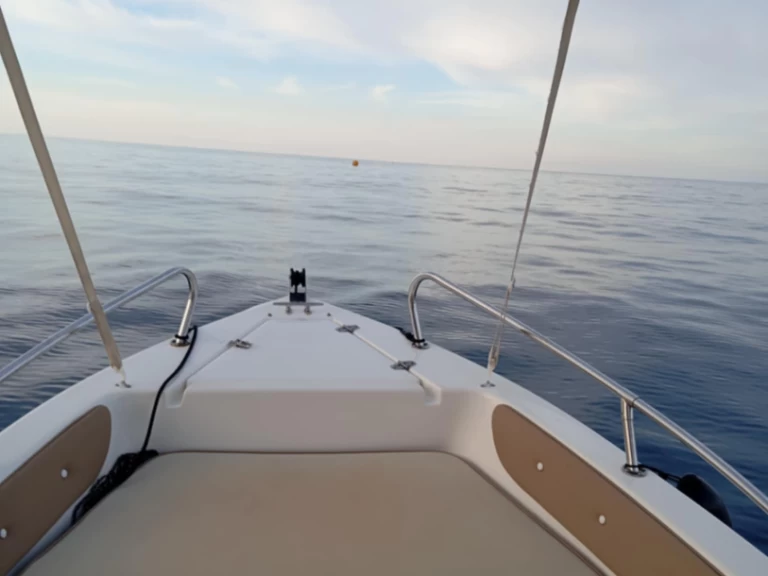 Hire Motorboat Thomas with a boat licence