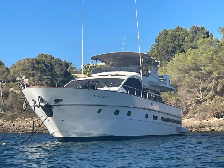 Hire Luxury Yacht Antago with a boat licence