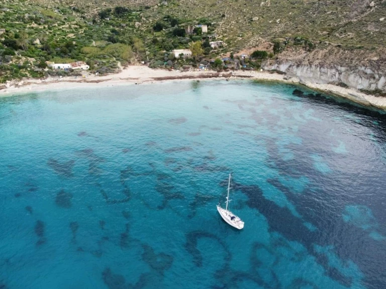 Hire Sailboat Jeanneau with a boat licence