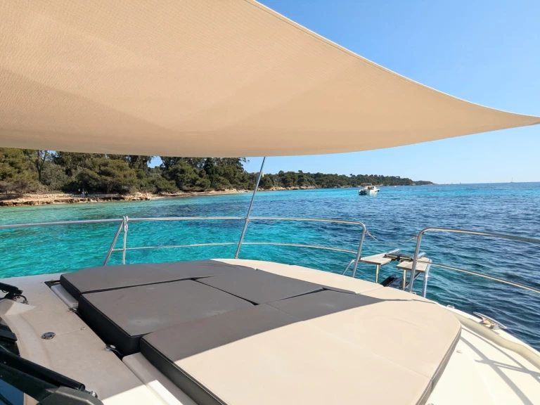Motorboat hire in Cannes - Jeanneau Merry Fisher 1095