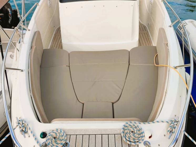 Hire Motorboat Quicksilver with a boat licence