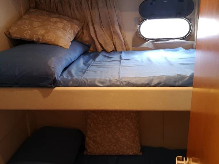 Hire Motorboat Ars with a boat licence