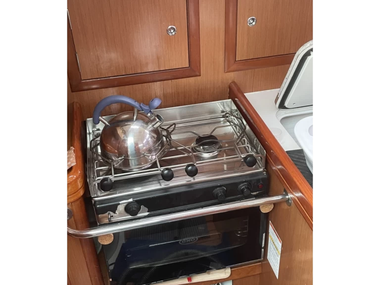 Bénéteau Oceanis 323 Clipper charter bareboat or skippered in  Toulon