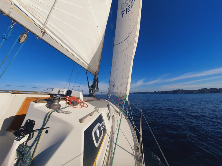 Charter a Kirie Feeling 326 in Brest on Samboat