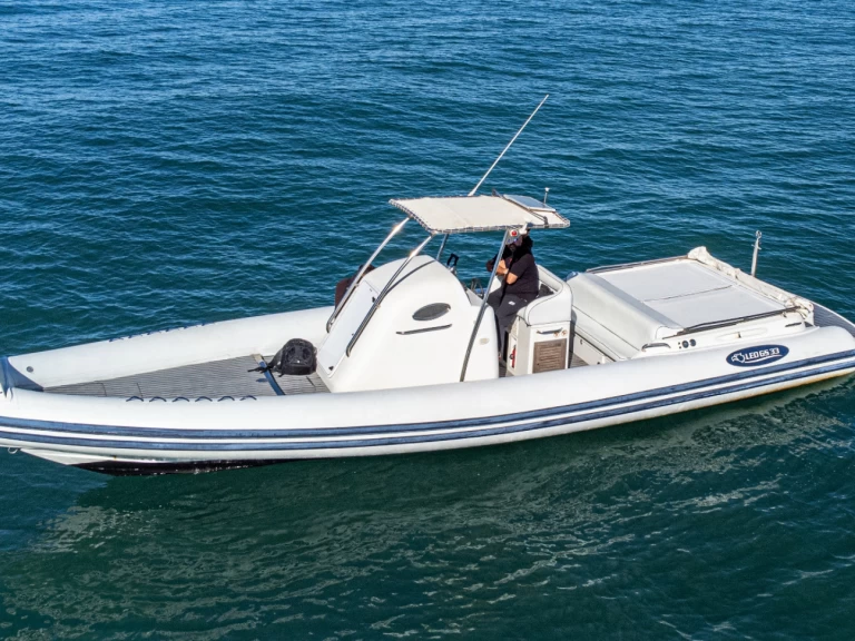Hire a Nautica Led 33 gs Terracina