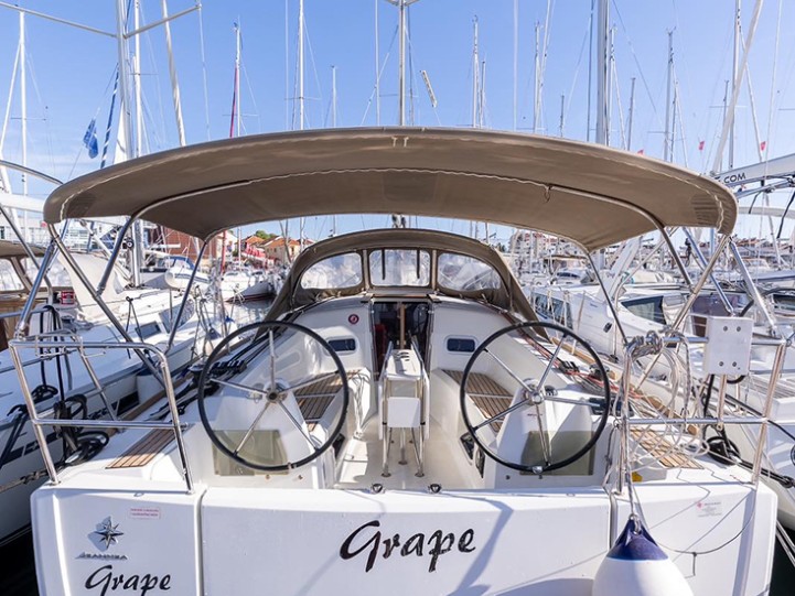 Hire Sailboat Jeanneau with a boat licence