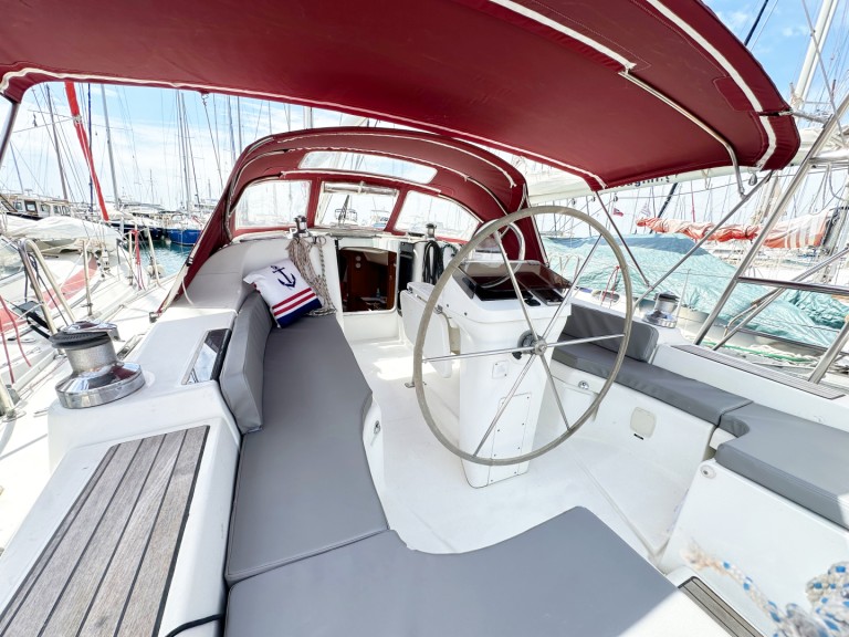 Sailboat hire in Athens - Bénéteau Oceanis 393 Clipper