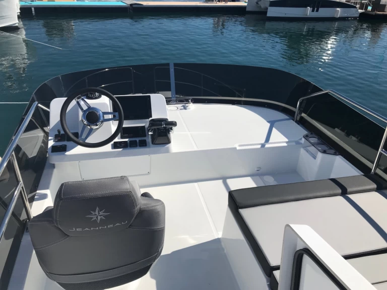 Charter a Jeanneau Merry Fisher 1095 Fly in Zadar on Samboat