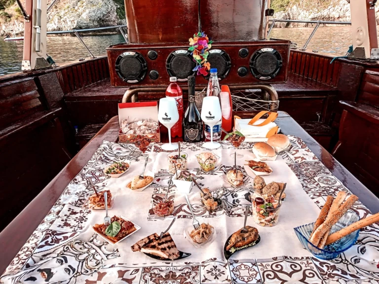 Motorboat to hire Taormina at the best price