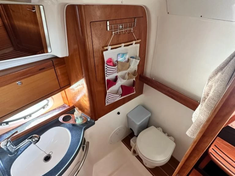 Hire Motorboat Bavaria with a boat licence