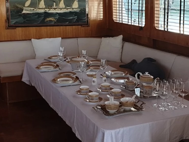 Luxury Yacht to hire Agios Kosmas Marina at the best price